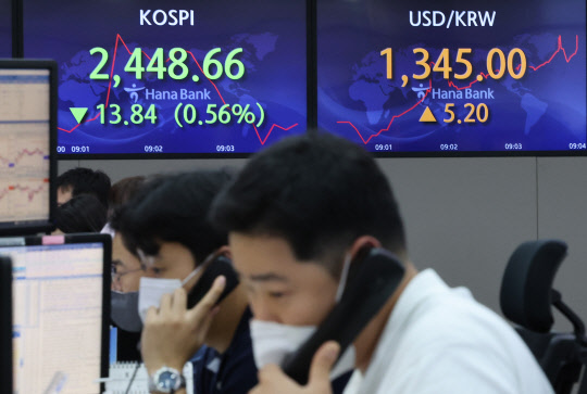 환율 급등세에 윤석열 대통령이 리스크 관리를 언급하고 외환 당국이 구두 개입에 나섰다. 연합뉴스